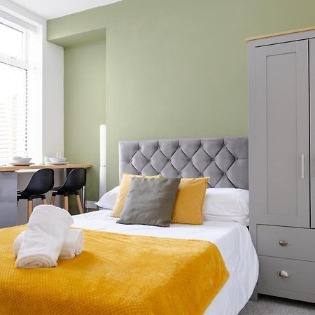 Bay City Studio Apartments Cardiff Bagian luar foto