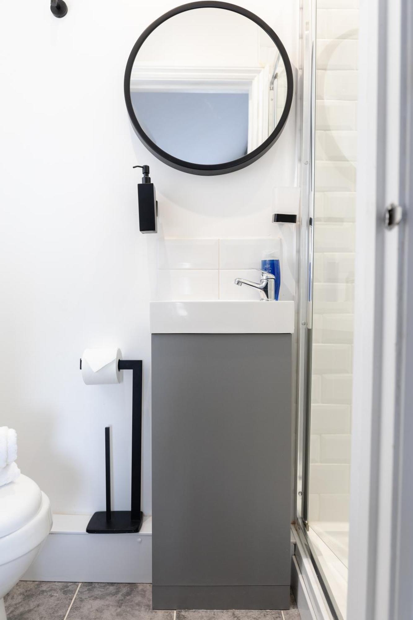 Bay City Studio Apartments Cardiff Bagian luar foto
