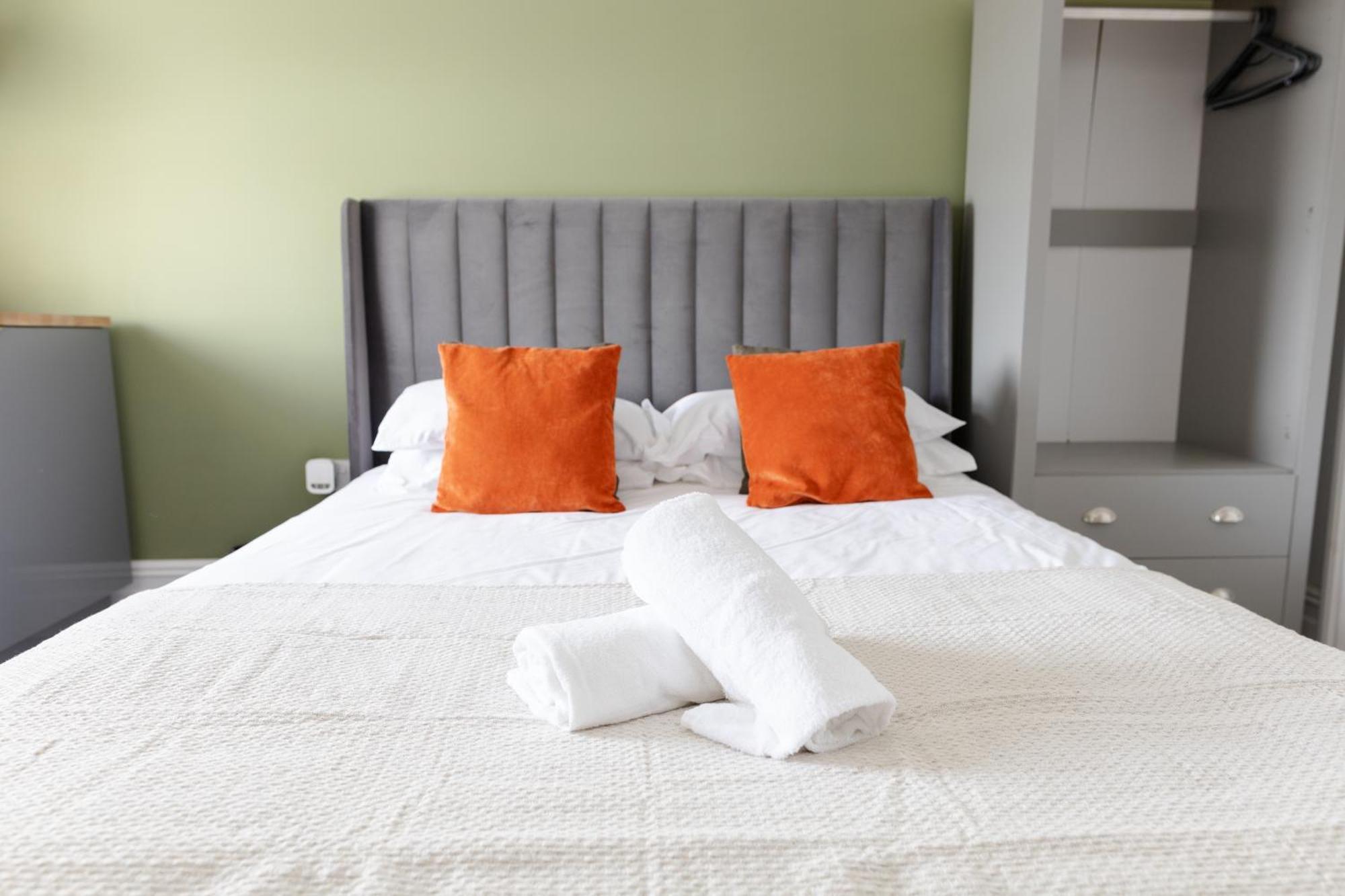 Bay City Studio Apartments Cardiff Bagian luar foto