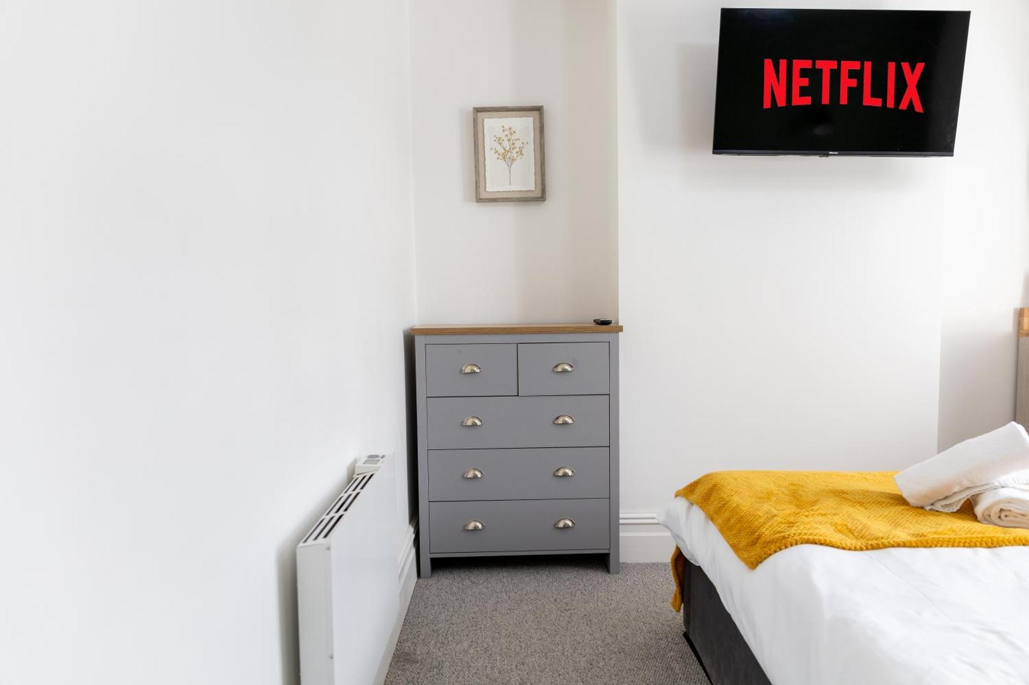 Bay City Studio Apartments Cardiff Bagian luar foto
