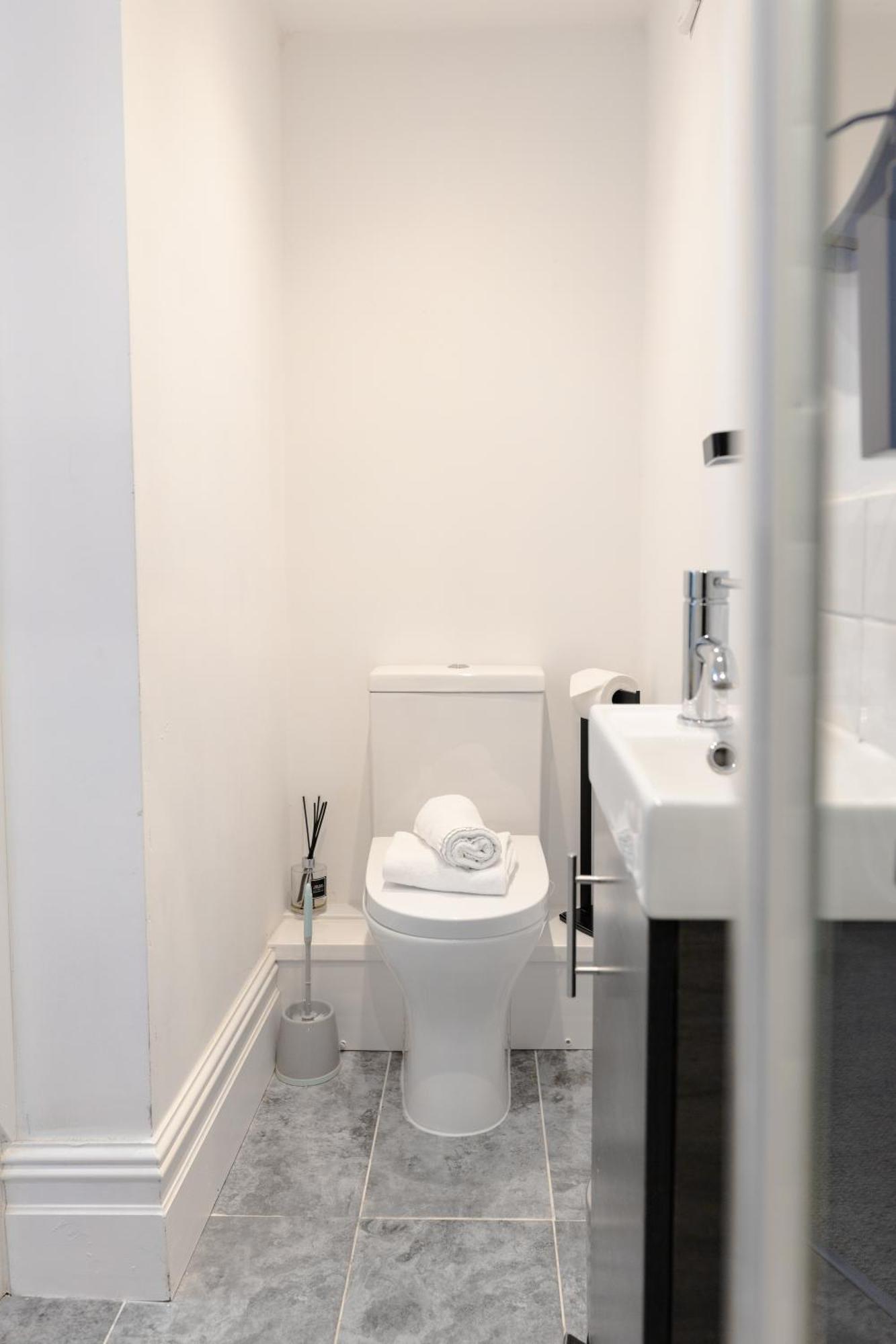 Bay City Studio Apartments Cardiff Bagian luar foto