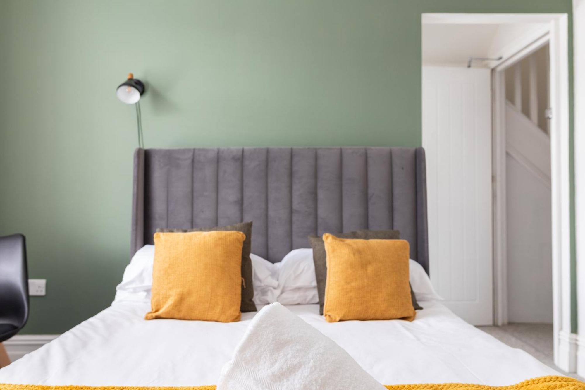 Bay City Studio Apartments Cardiff Bagian luar foto