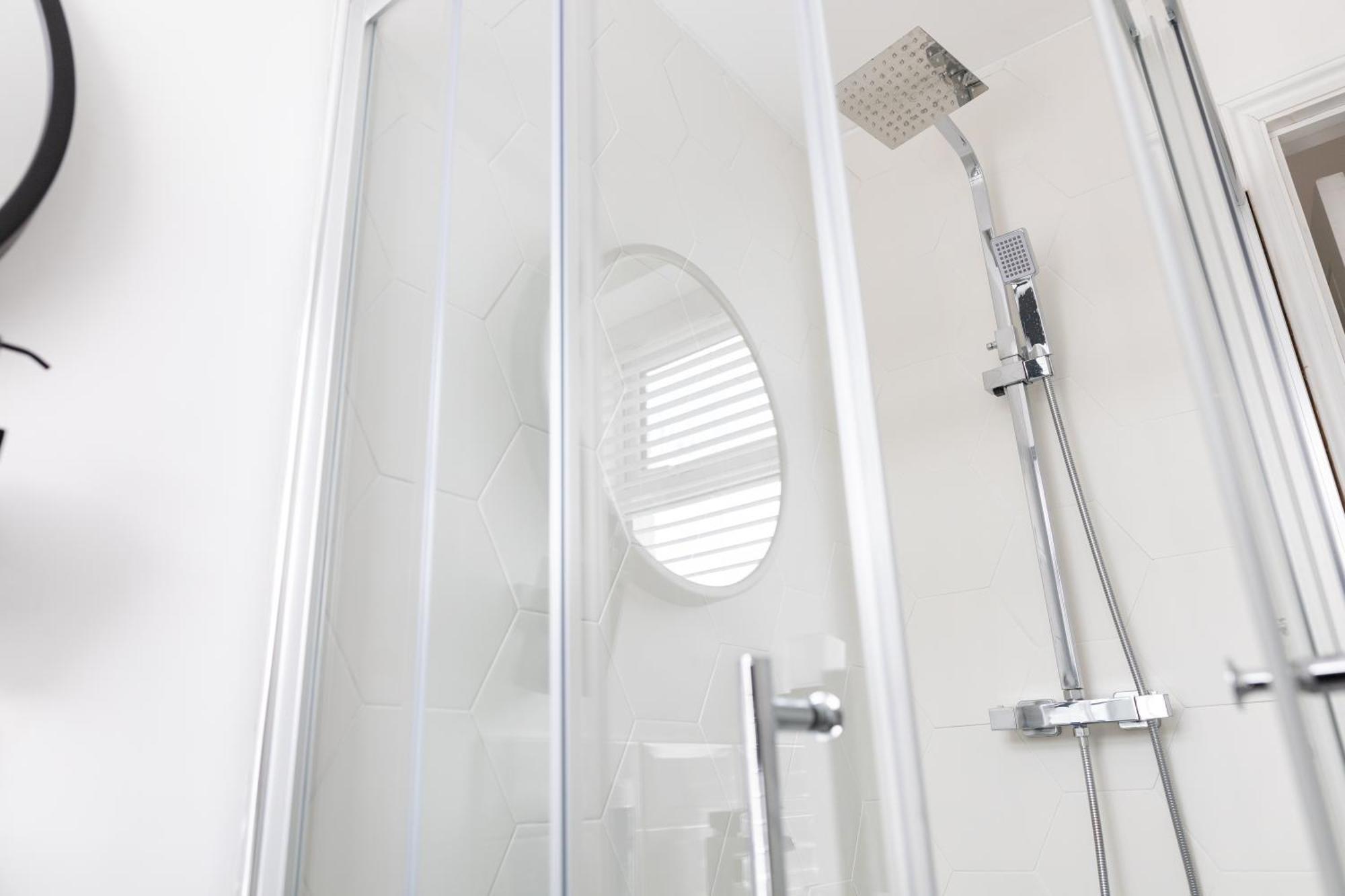 Bay City Studio Apartments Cardiff Bagian luar foto
