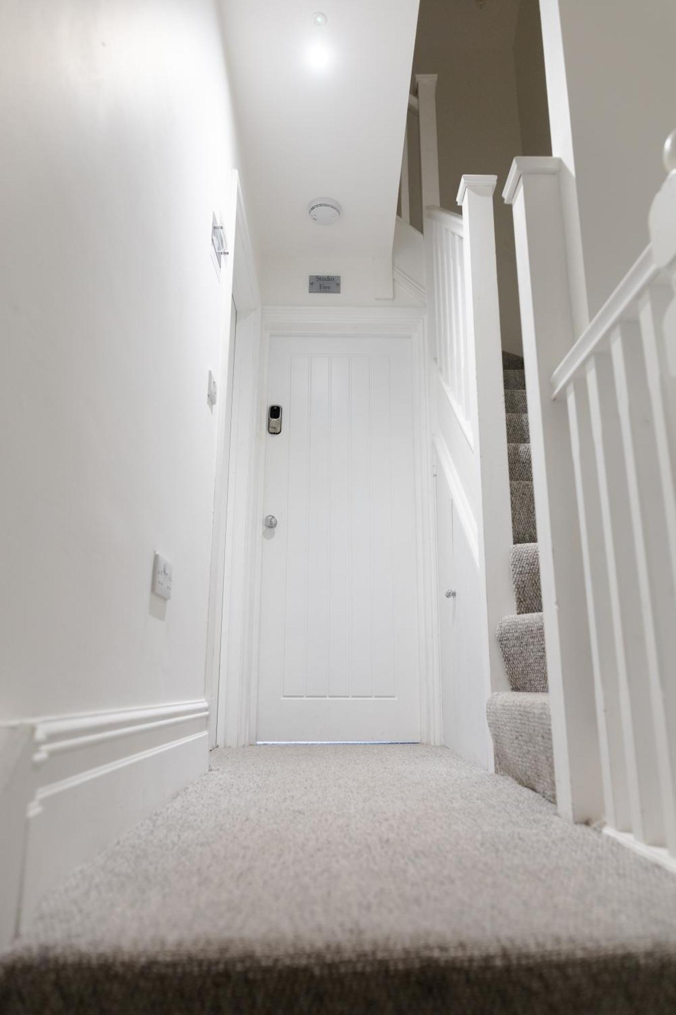 Bay City Studio Apartments Cardiff Bagian luar foto