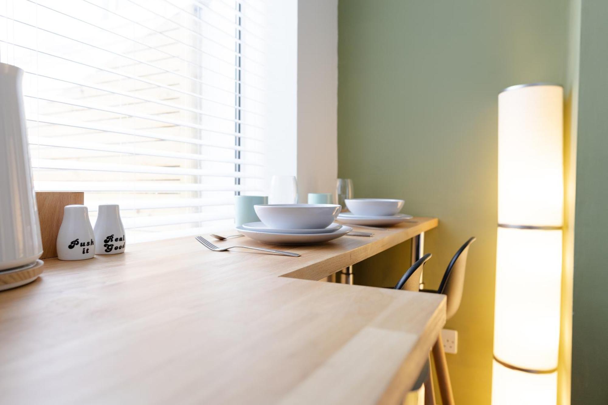 Bay City Studio Apartments Cardiff Bagian luar foto