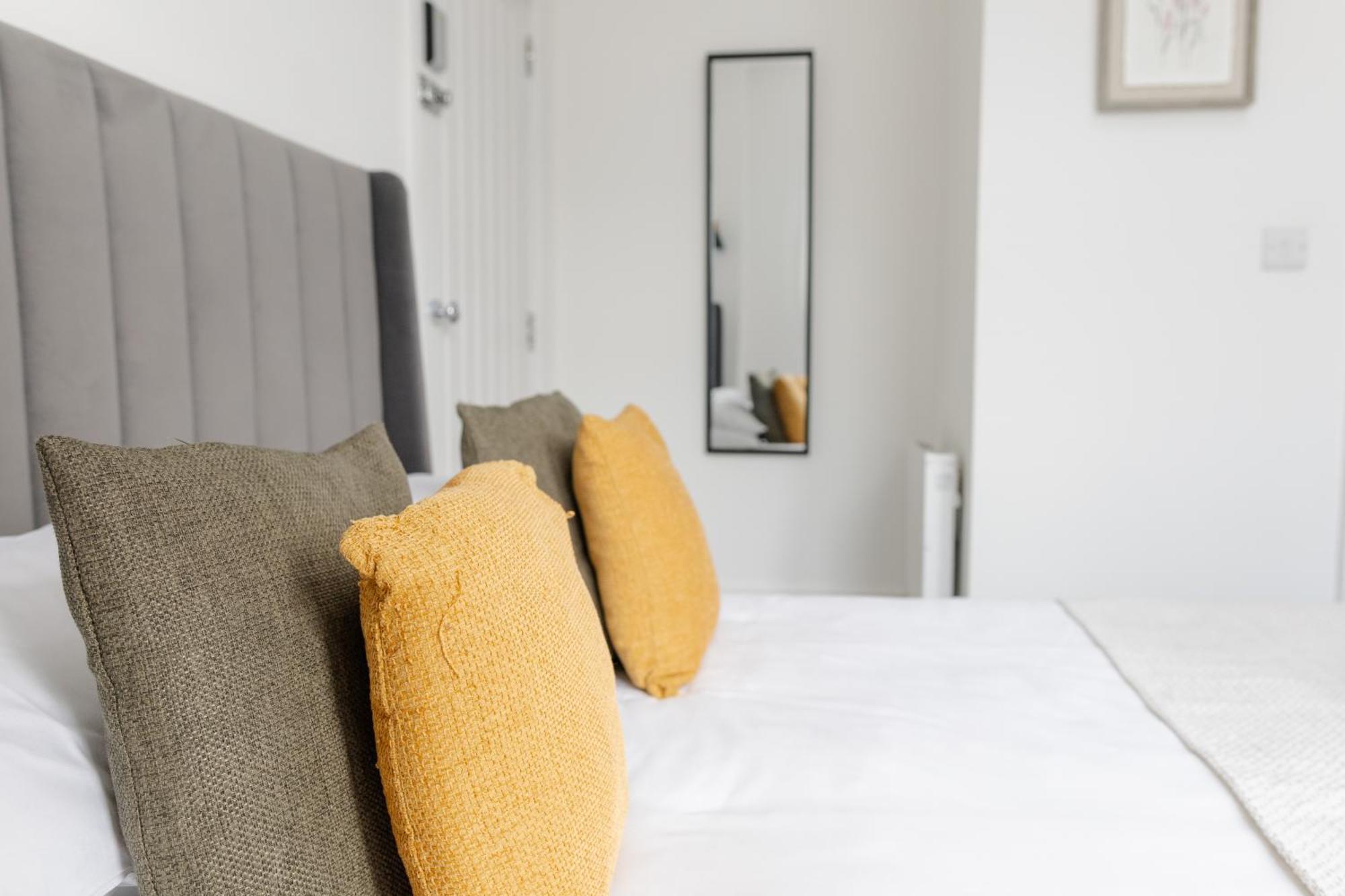 Bay City Studio Apartments Cardiff Bagian luar foto
