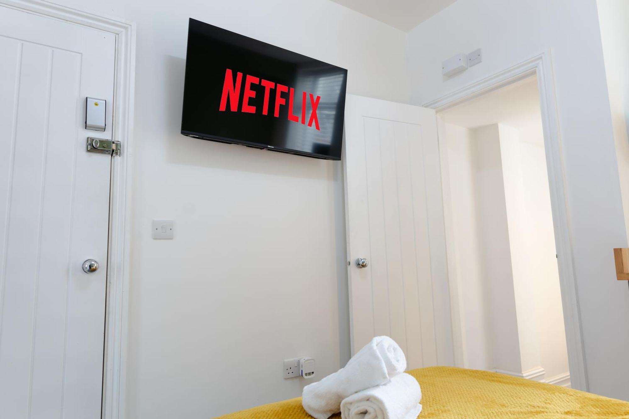 Bay City Studio Apartments Cardiff Bagian luar foto