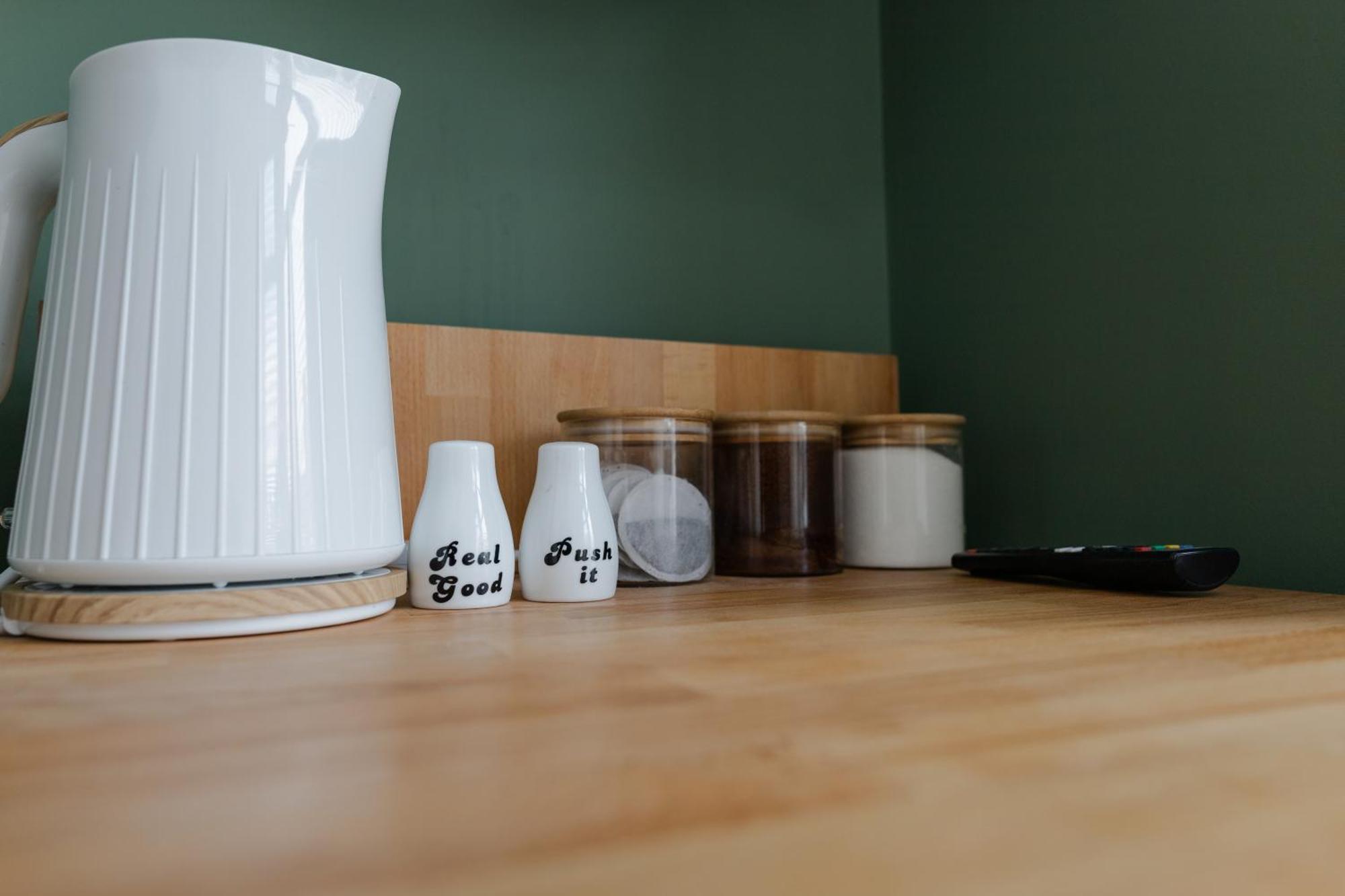Bay City Studio Apartments Cardiff Bagian luar foto