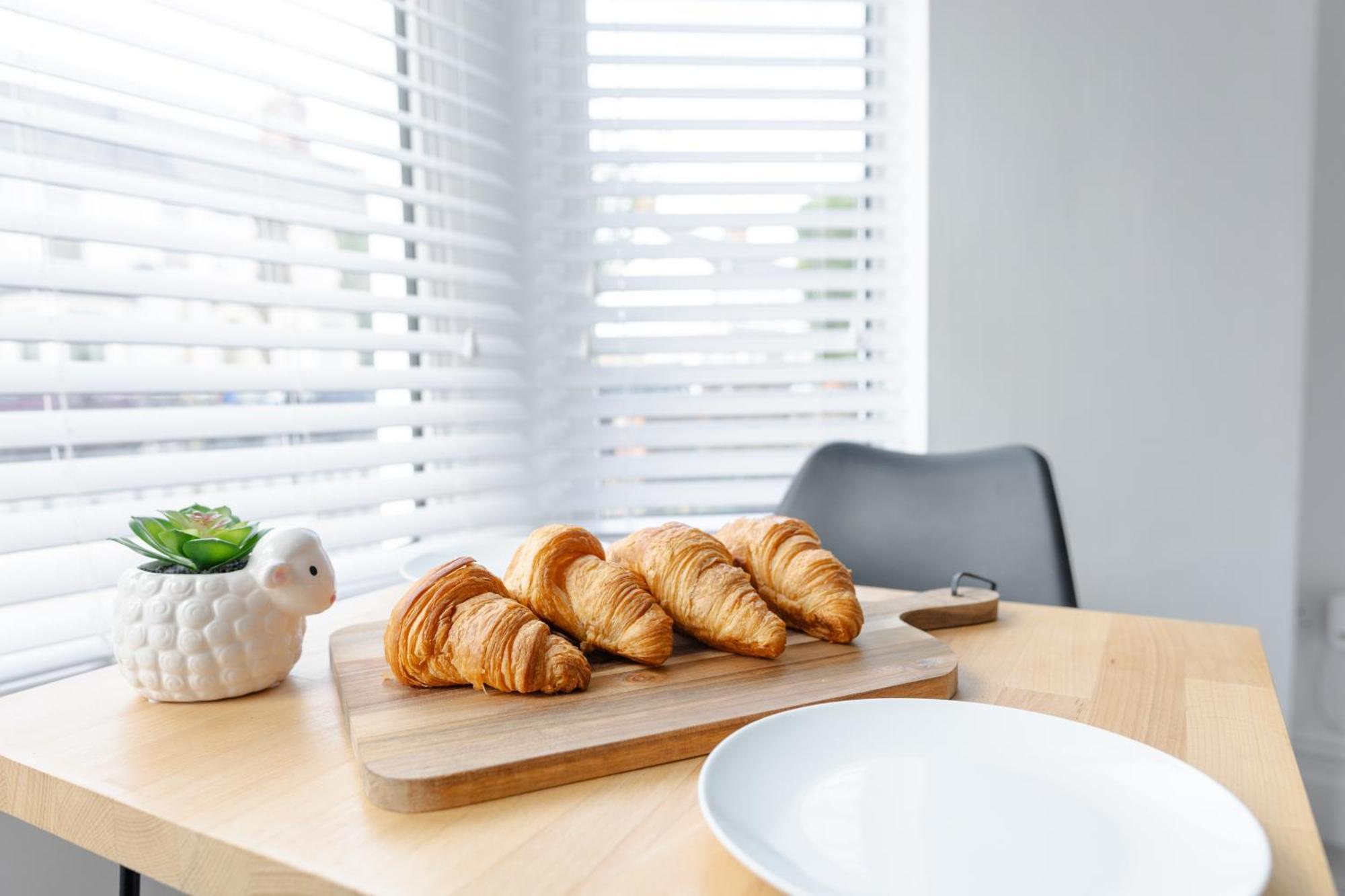 Bay City Studio Apartments Cardiff Bagian luar foto