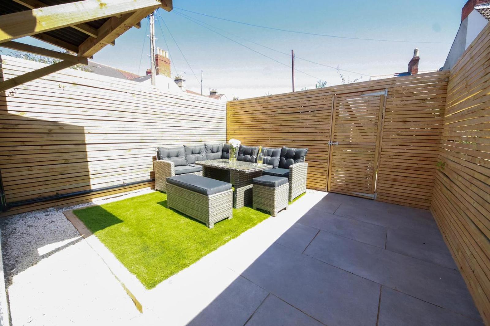 Bay City Studio Apartments Cardiff Bagian luar foto